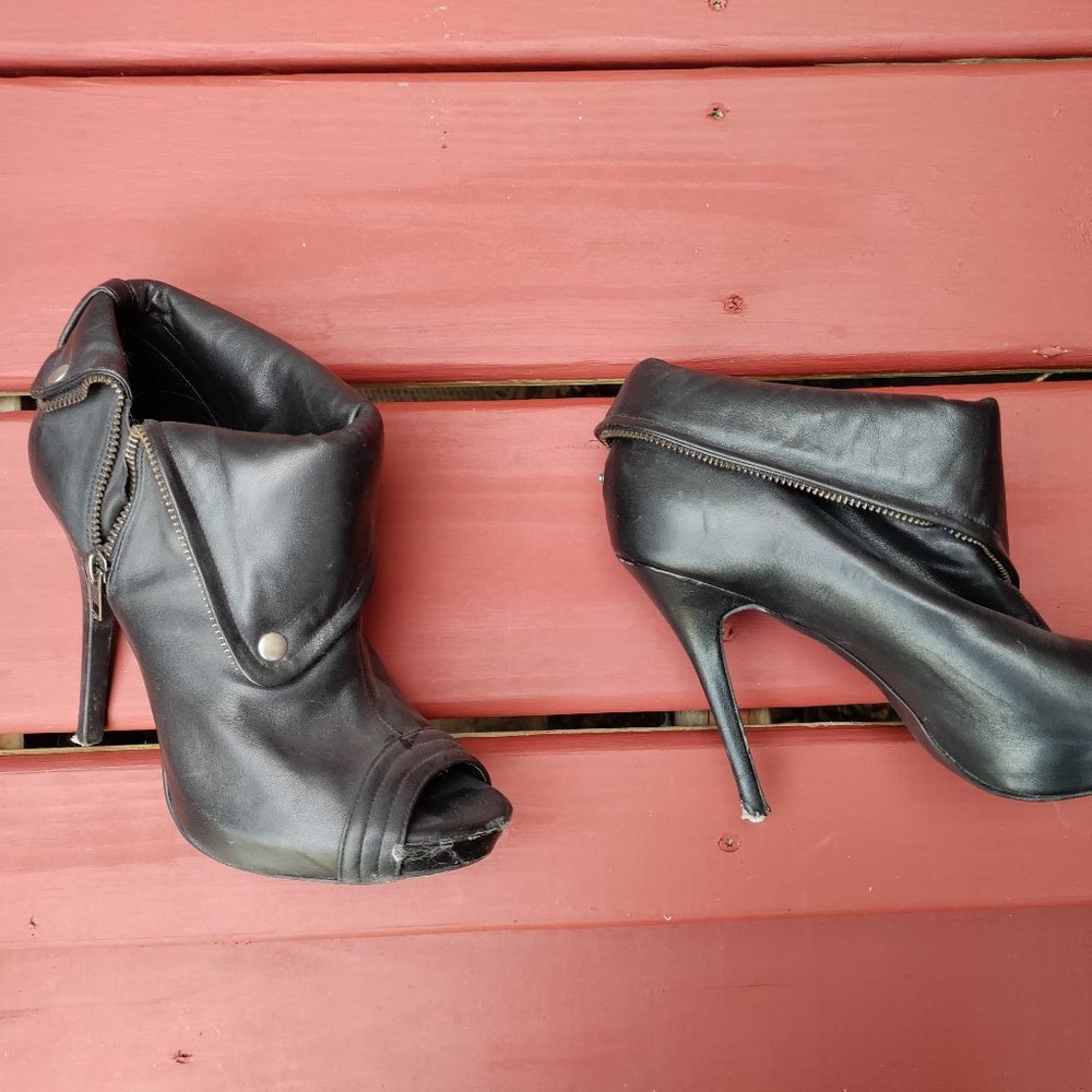 Aldo Size 10 Black Leather Zip Up Heels